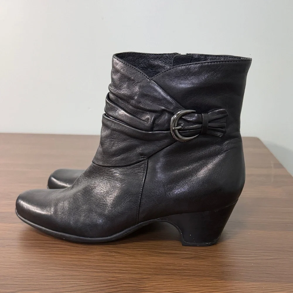 Clarks supple black